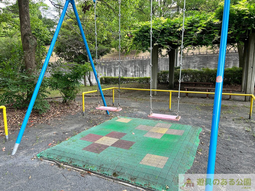 奈良町大田平公園のブランコ