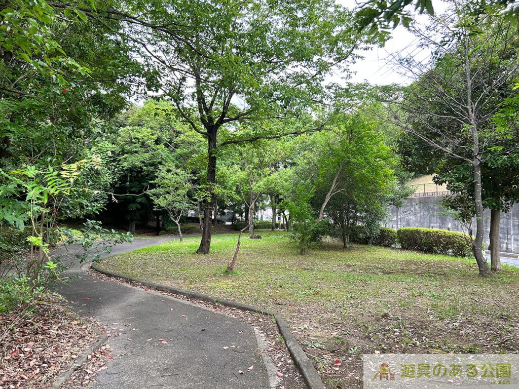 奈良町大田平公園の遊歩道