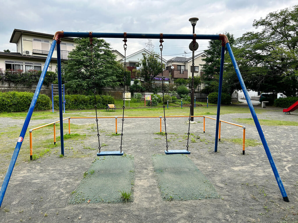 奈良町第六公園のブランコ